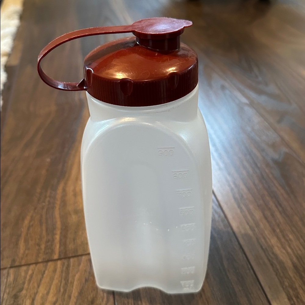 Vintage Rubbermaid 1 Quart Bottle 32 oz Container Pitcher Red flip Lid plastic